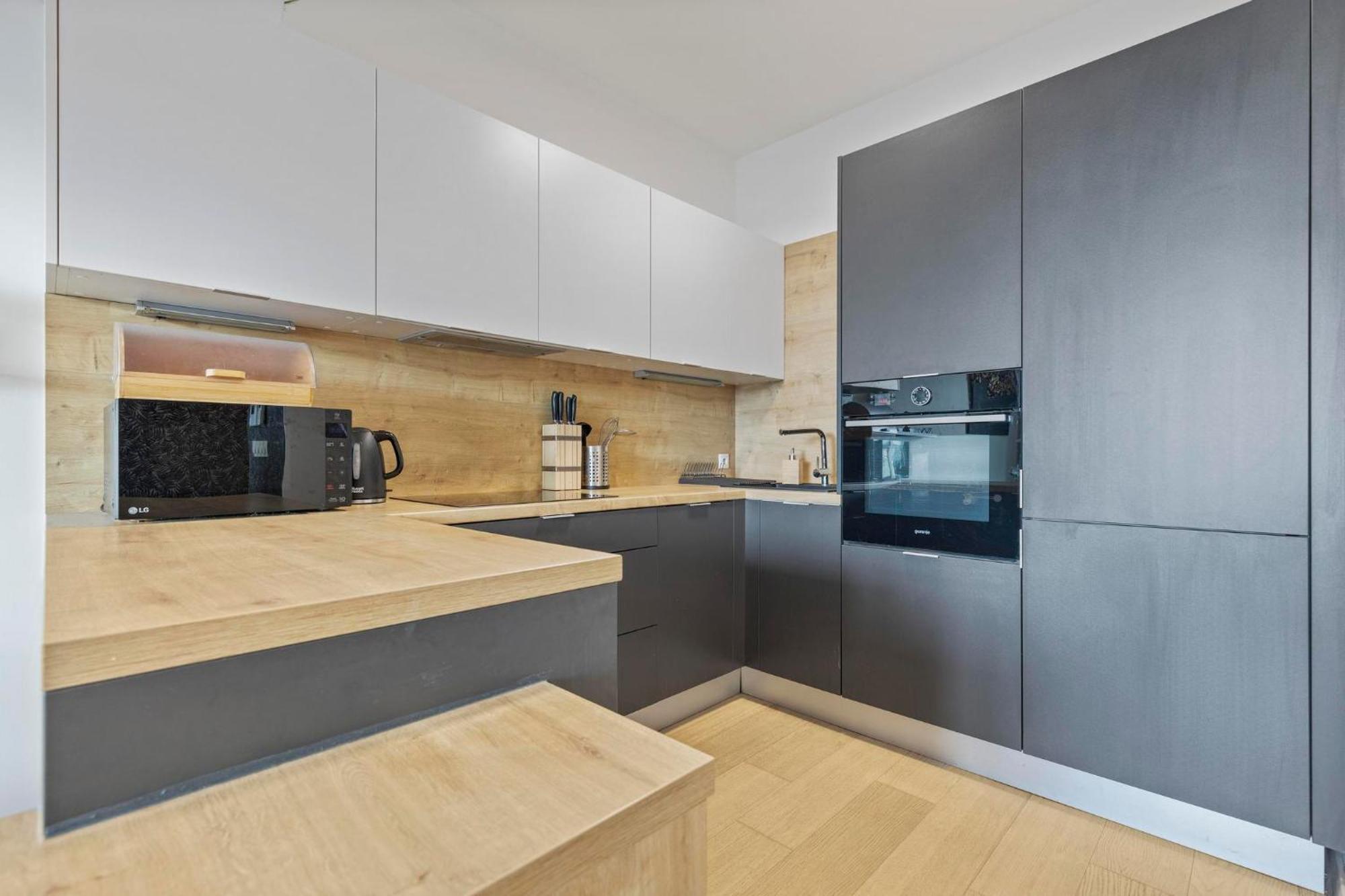 Panorama City Apartment In Downtown Area With Free Parking And Castle View Bratislava Ngoại thất bức ảnh