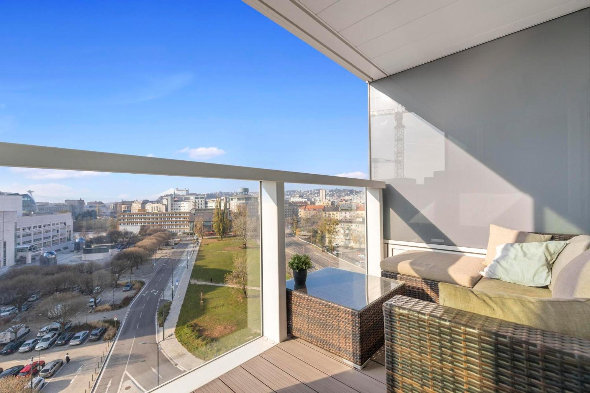 Panorama City Apartment In Downtown Area With Free Parking And Castle View Bratislava Ngoại thất bức ảnh