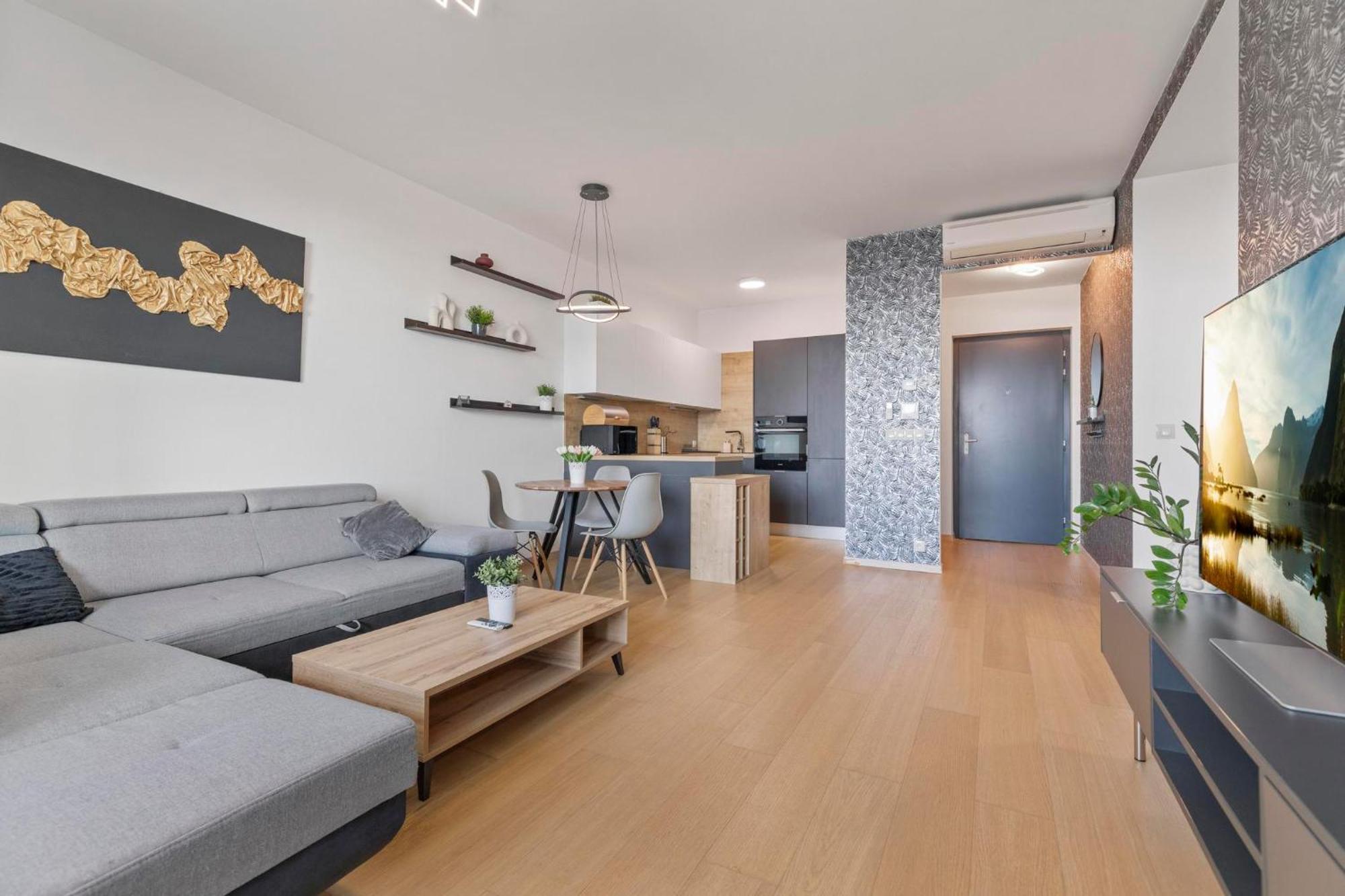 Panorama City Apartment In Downtown Area With Free Parking And Castle View Bratislava Ngoại thất bức ảnh